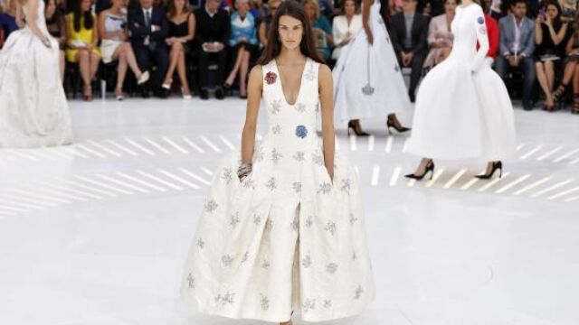 Dior actualiza la historia entre orquídeas blancas