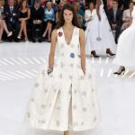 Dior actualiza la historia entre orquídeas blancas