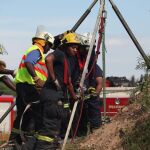 Los servicios de emergencia intentan rescatar a los atrapados