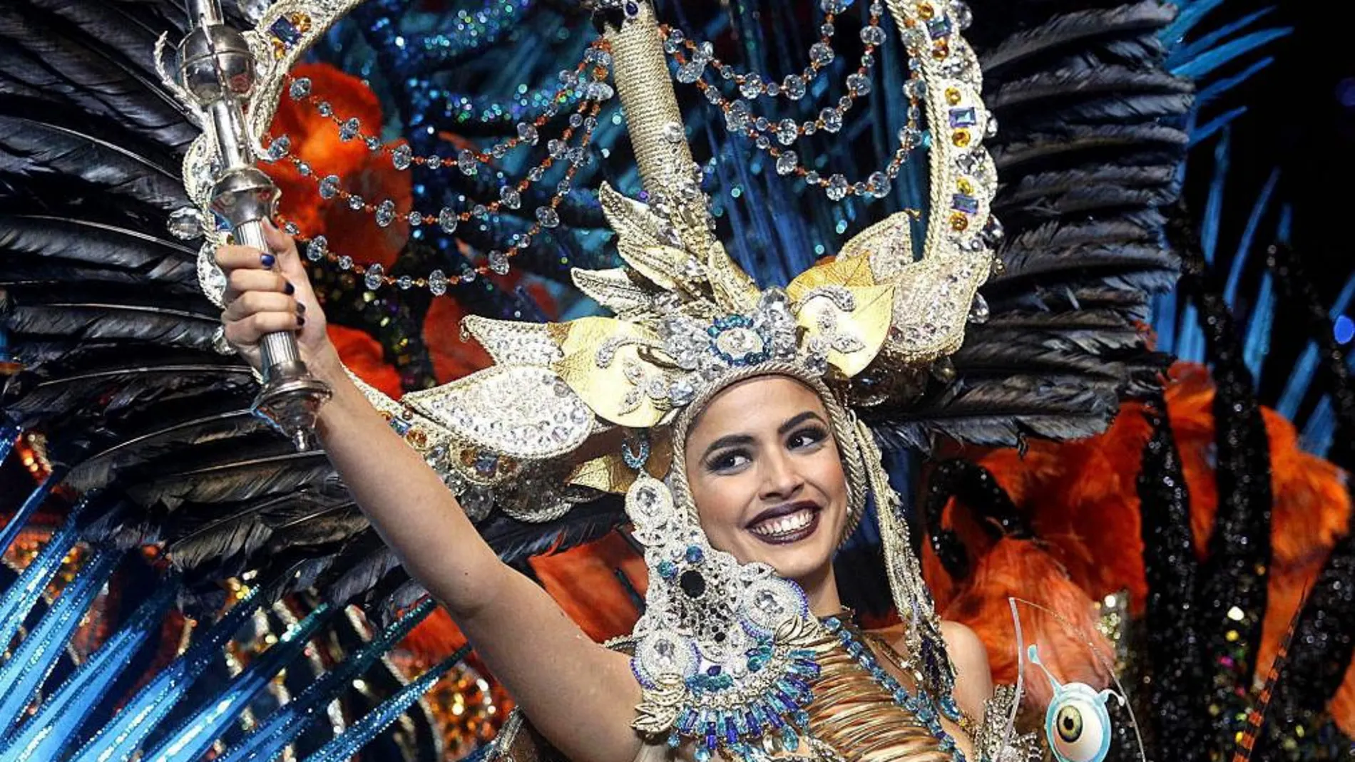 La candidata Amanda Perdomo San Juan, con la fantasía "Poderosa Amazona", se ha proclamado Reina del Carnaval 2014 durante la gala celebrada esta noche en Santa Cruz de Tenerife. EFE/Cristóbal García.