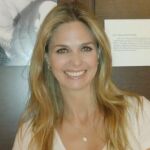 Genoveva posa con algunas fotos de la exposición