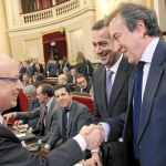 El consejero José Antonio de Santiago-Juárez, saluda, en el Senado, al ministro de Hacienda y Administraciones Públicas, Cristóbal Montoro