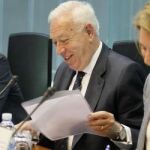 José Manuel García-Margallo (c); la presidenta del PP vasco, Arantxa Quiroga (d), y el líder de los populares de Gipuzkoa, Borja Sémper (i), en un acto electoral celebrado hoy en la Cámara de Gipuzkoa.