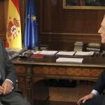 Fotografía facilitada por la Casa de SS.MM el Rey que muestra a don Juan Carlos siendo entrevistado por el veterano periodista Jesús Hermida, con motivo del 75 aniversario del Monarca