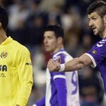 El serbio Mitrovic (d), junto al delantero nigeriano del Villarreal C.F. , Ikechukwu Uche (i)