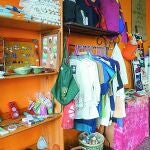 Algunos de los productos más vendidos de la tienda de comercio justo de Intermón Oxfam en Valencia. Arriba, regalos solidarios de Setem