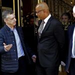 Los miembros de la denominada Comisión Internacional de Verificación con el lehendakari, Íñigo Urkullu