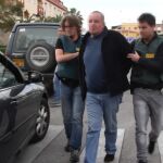 Dos agentes trasladan a Moore tras su detención en Málaga