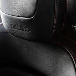 Equipa asientos Recaro en el interior y volante deportivo, entre otros detalles