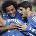 Morata celebra su tanto, el quinto de la tarde en el Benito Villamarín, junto a Marcelo y Cristiano