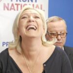 Marine Le Pen celebra la victoria de su partido, el Frente Nacional, en su sede de Nanterre, próxima a París