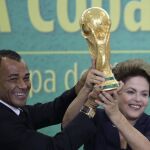 Dilma Rousseff levanta la Copa del Mundo 2014 junto a el ex jugador brasileño Cafu