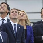 Los jefes de Estado y de Gobierno observan el vuelo de varios aviones militares durante la segunda jornada de la cumbre de la OTAN en el hotel Celtic Manor cerca de Newport