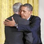 El presidente de EE UU, Barack Obama, abraza a Denis McDonough, nombrado nuevo jefe de Gabinete, ayer en la Casa Blanca