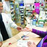 Las farmacias comenzaron ayer a cobrar la nueva tasa. Fueron, sin embargo, pocas ya que, al ser festivo, muchos pacientes de urgencias presentaban informes en lugar de recetas