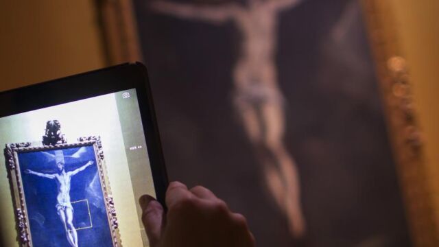 Un visitante fotografía una de las obras expuestas en el museo de Santa Cruz de Toledo.