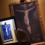 Un visitante fotografía una de las obras expuestas en el museo de Santa Cruz de Toledo.