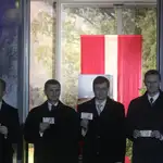 (De izda a dcha) El gobernador del Banco de Letonia, Ilmars Rimsevics; el primer ministro estonio, Andrus Ansip; el primer ministro letón, Valdis Dombrovskis; y el ministro letón de Finanzas, Andris Vilks, en la ceremonia en la que retiraron el primer billete de euro en Riga, en 2019