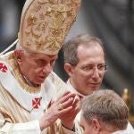 Benedicto XVI, ayer, durante la imposición de manos al nuevo arzobispo Georg Gänswein