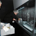 Arqueólogos durante los trabajos de desmontaje de la exposición «El Reino de la Sal»