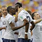El centrocampista francés Paul Pogba celebra con sus compañeros el gol que ha marcado ante Nigeria