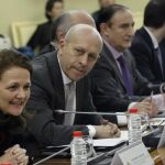 El ministro de Educación, José Ignacio Wert (3i), junto a la secretaria de Estado de Educación, Montserrat Gomendio (2i), preside la primera reunión sectorial con los consejeros autonómicos.