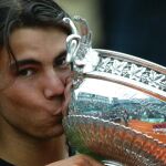 Nadal besa su primera Copa de los Mosqueteros