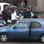 Fotografía facilitada por "El Bierzo Digital"del momento de la detención de Monstserrat González y Triana Martínez (centro, con una sudadera blanca).