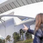 Una transeúnte observa los desperfectos en la cubierta del recinto