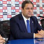 De izquierda a derecha, Enrique Cerezo, presidente del Atlético, Constantino Fernández, presidente del Deportivo, y Manuel Quintanar, director de Integridad de la LFP.