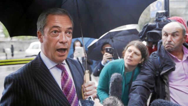 El fracaso de Farage (en la imagen) brinda a la líder del Frente Nacional la ocasión para intentar constituir su grupo euroescéptico en el Parlamento Europeo.