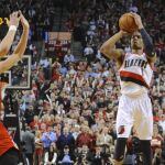 Damian Lillard lanza un balón durante el encuentro