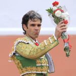 José Tomás saluda una clamorosa ovación después de pinchar una extraordinaria faena al quinto