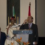 El Secretario de Estado de Asuntos Exteriores, don Gonzalo de Benito Secades, brindando por el Día Nacional de Sudáfrica, con la embajadora doña Fikile Sylvia Magubane