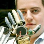 Un joven alemán trata de usar un brazo eléctrico controlado con el pensamiento.