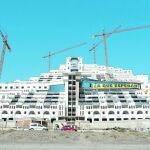 Los cultivos de eucaliptos y el establecimiento hotelero El Algarrobico, en el punto de mira de los activistas