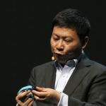 El CEO de Huawei, Richard, muestra el TalkBand B1 durante la presentación de hoy de sus novedades en Barcelona.