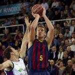 Dollleman tira a canasta ante la defensa de Dollleman