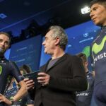 Alejandro Valverde (i) y Nairo Quintana (d) hoy durante la presentación del Equipo Movistar de ciclismo