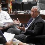 De santiago a la sede de la razón. Nada más aterrizar en el aeropuerto de Barajas, Gómez-Pomar se dirigió directamente a la sede de LA RAZÓN
