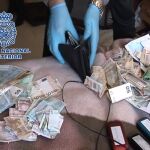 En la operación se intervinieron gran cantidad de tartejas telefónicas prepago y 13.600 euros en efectivo