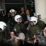 Imagen de un encierro en un hospital griego para protestar contra los recortes en Sanidad