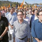 Artur Mas, acompañado por los dirigentes de CDC, Lluís Corominas (i),y Josep Rull (d), durante la fiesta del CDC, que se celebró ayer en Manresa