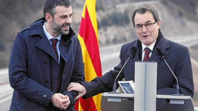 El conseller de Territorio y Sostenibilidad, Santi Vila, y Artur Mas, se felicitan por la inauguración