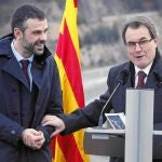 El conseller de Territorio y Sostenibilidad, Santi Vila, y Artur Mas, se felicitan por la inauguración