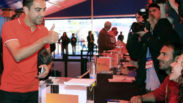 El jugador del FC Barcelona Xavi Hernandez, tras depositar su voto