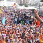 «QUE APAREZCAN LA LECHE Y EL PAPEL HIGIÉNICO». El líder de la oposición, Henrique Capriles, en uno de los enclaves de la protesta popular