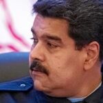 El presidente Nicolás Maduro, junto a una imagen del fallecido Hugo Chávez, ayer, en un acto oficial en Caracas