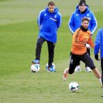 Sergio Ramos va a por un balón que llega a Zidane, en el entrenamiento de ayer del Madrid