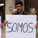 Mucha gente ha querido demostrar su apoyo a Teresa Romero a las puertas del hospital.